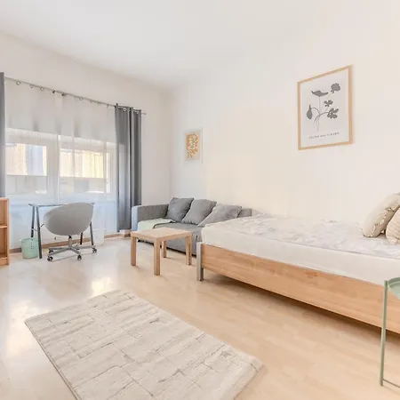 Danube Living Collection - Langenloiser Strasse - Geraeumiges Stadthaus