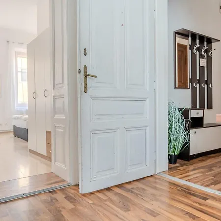 Danube Living Collection - Langenloiser Strasse - Geraeumiges Stadthaus