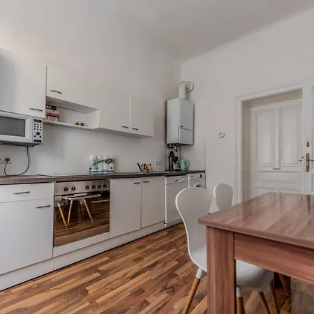 Danube Living Collection - Langenloiser Strasse - Geraeumiges Stadthaus Kremže