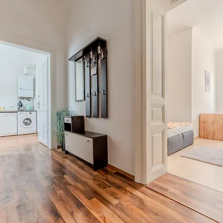 Danube Living Collection - Langenloiser Strasse - Geraeumiges Stadthaus * Kremže