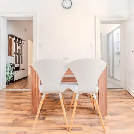 Danube Living Collection - Langenloiser Strasse - Geraeumiges Stadthaus