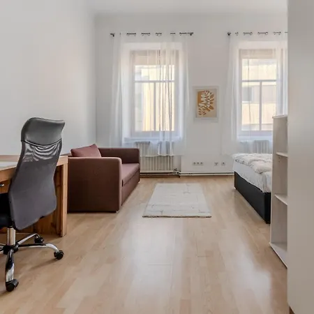 Danube Living Collection - Langenloiser Strasse - Geraeumiges Stadthaus *