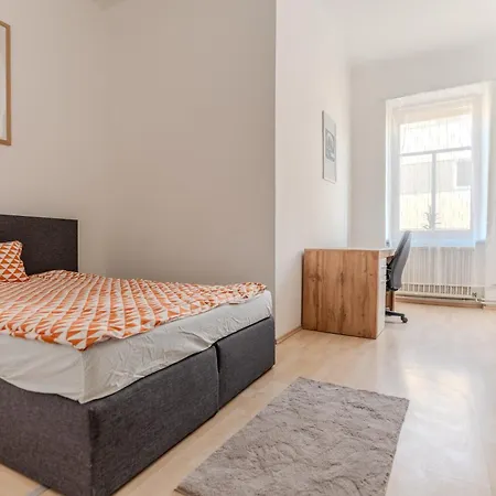 Danube Living Collection - Langenloiser Strasse - Geraeumiges Stadthaus