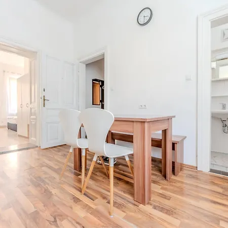 Danube Living Collection - Langenloiser Strasse - Geraeumiges Stadthaus *