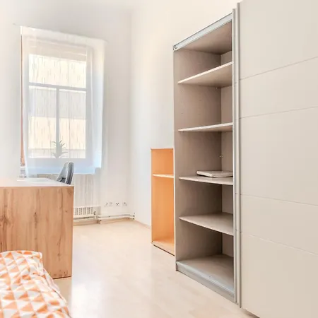 Danube Living Collection - Langenloiser Strasse - Geraeumiges Stadthaus